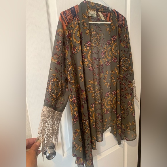 Buckle Womens Kimono - Picture 2 of 3